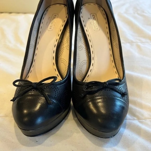 Beautiful Coach Signature Black Stelleto Bow Tie Pumps - Picture 2 of 6